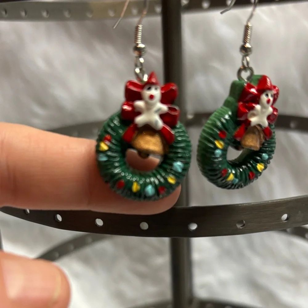 Festive Green and Red Wreath Earrings - Picture 5 of 6